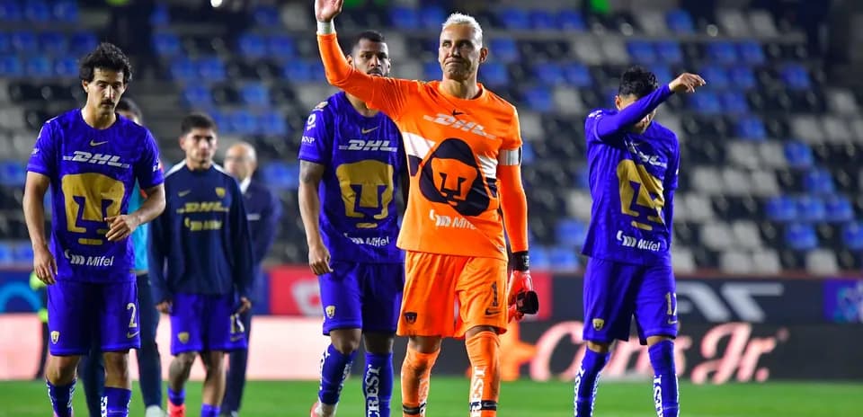 Jugadores de U.N.A.M. saludando tras el partido