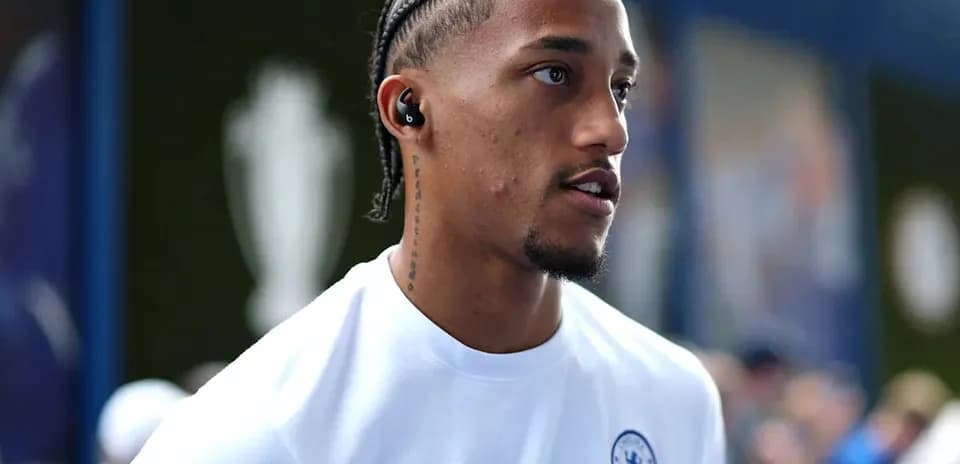 Jugador de Chelsea con camiseta blanca y auriculares