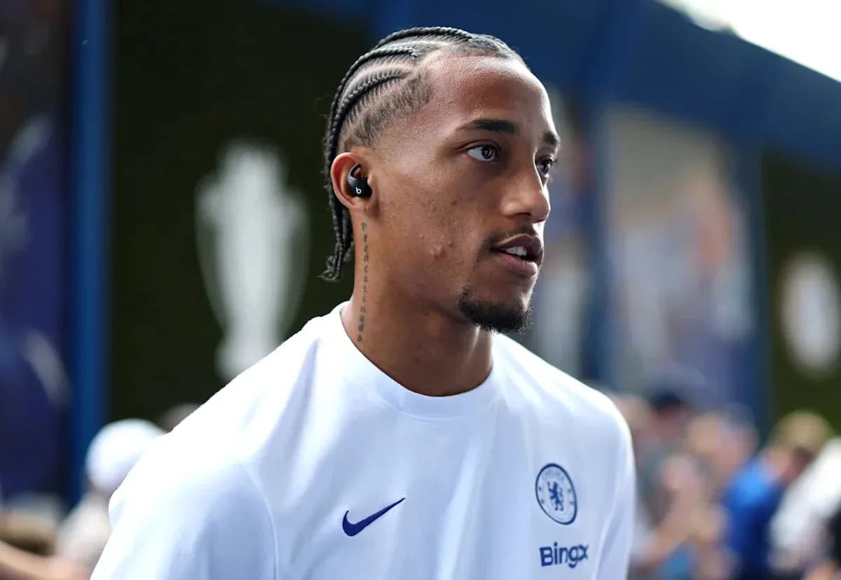 Jugador de Chelsea con camiseta blanca y auriculares