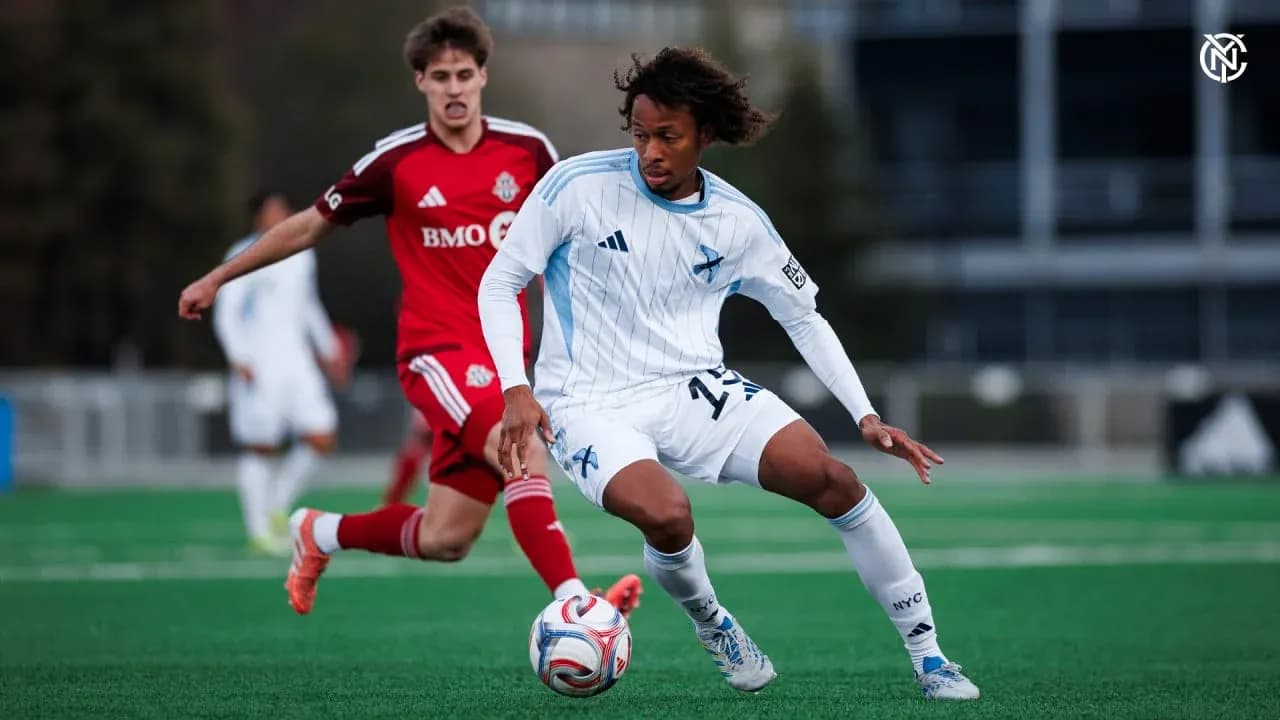 Jugador de Toronto II compitiendo por el balón
