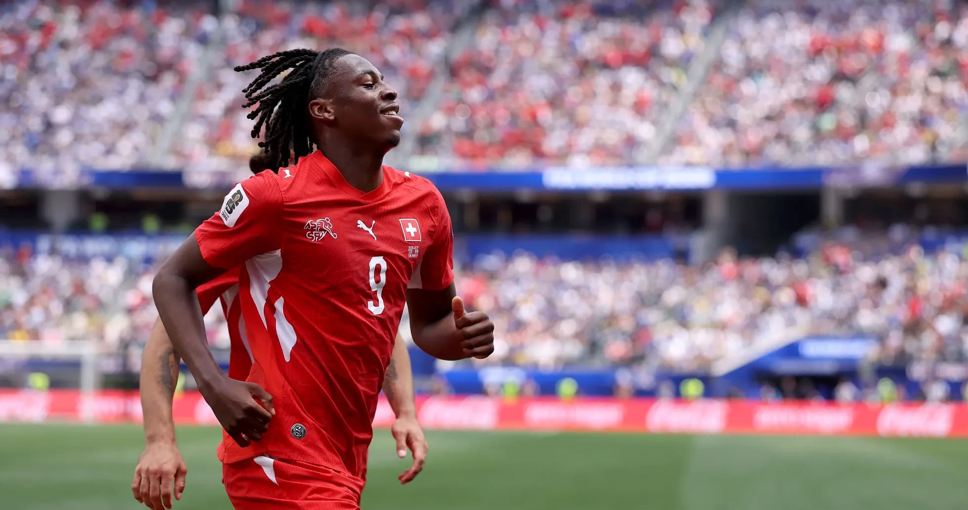 Jugador suizo corriendo en el campo durante el partido