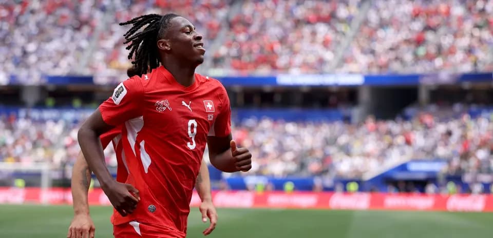 Jugador suizo corriendo en el campo durante el partido