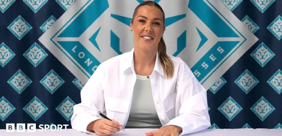Jugadora firmando contrato en mesa con logo