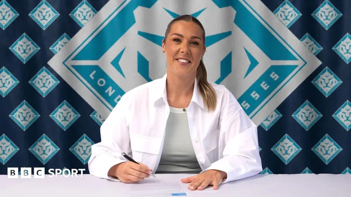 Jugadora firmando contrato en mesa con logo
