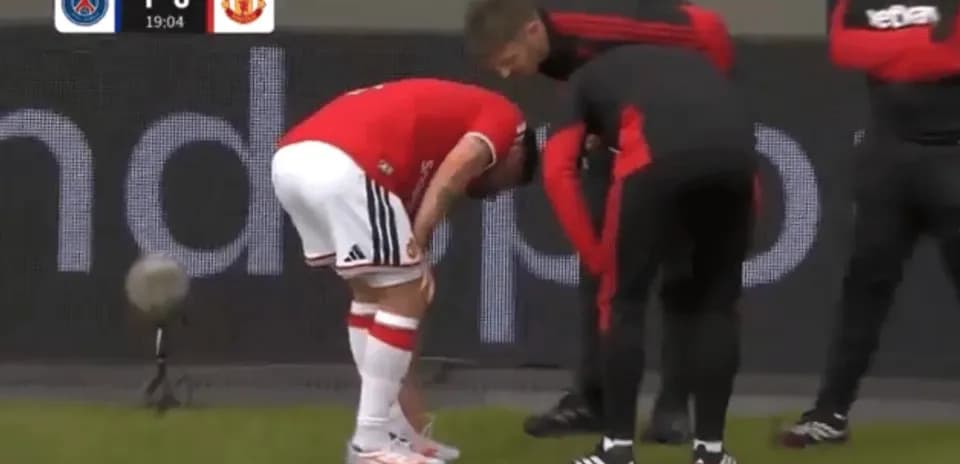 Jugador de Manchester United siendo atendido por el personal médico