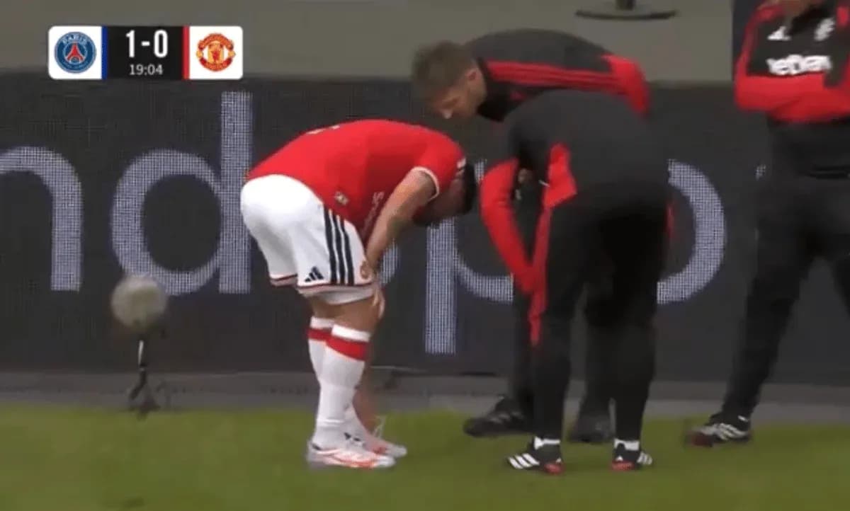 Jugador de Manchester United siendo atendido por el personal médico