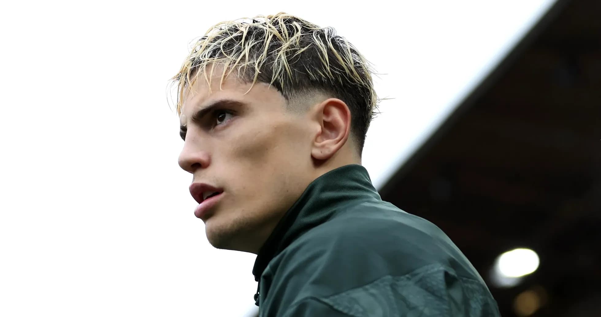 Jugador mirando hacia el campo antes del partido