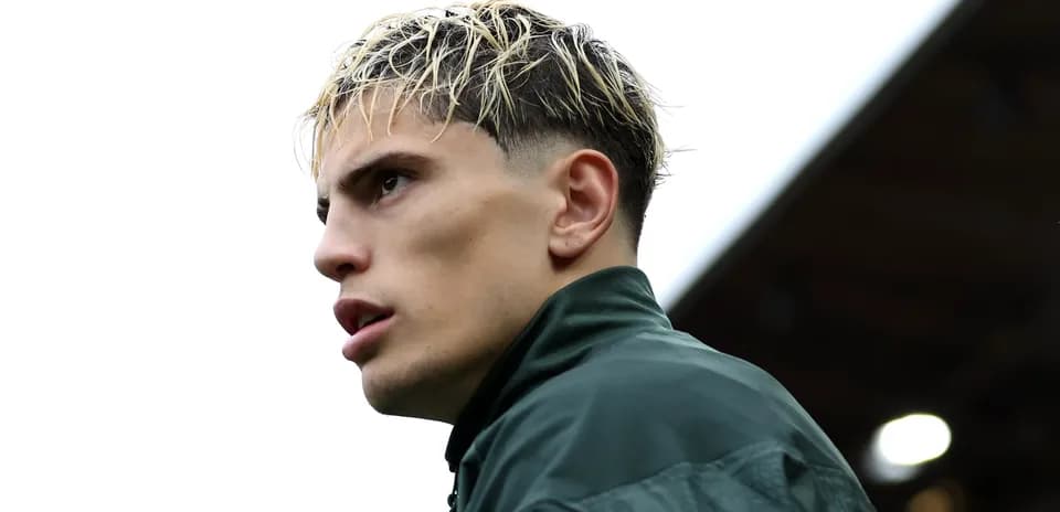 Jugador mirando hacia el campo antes del partido