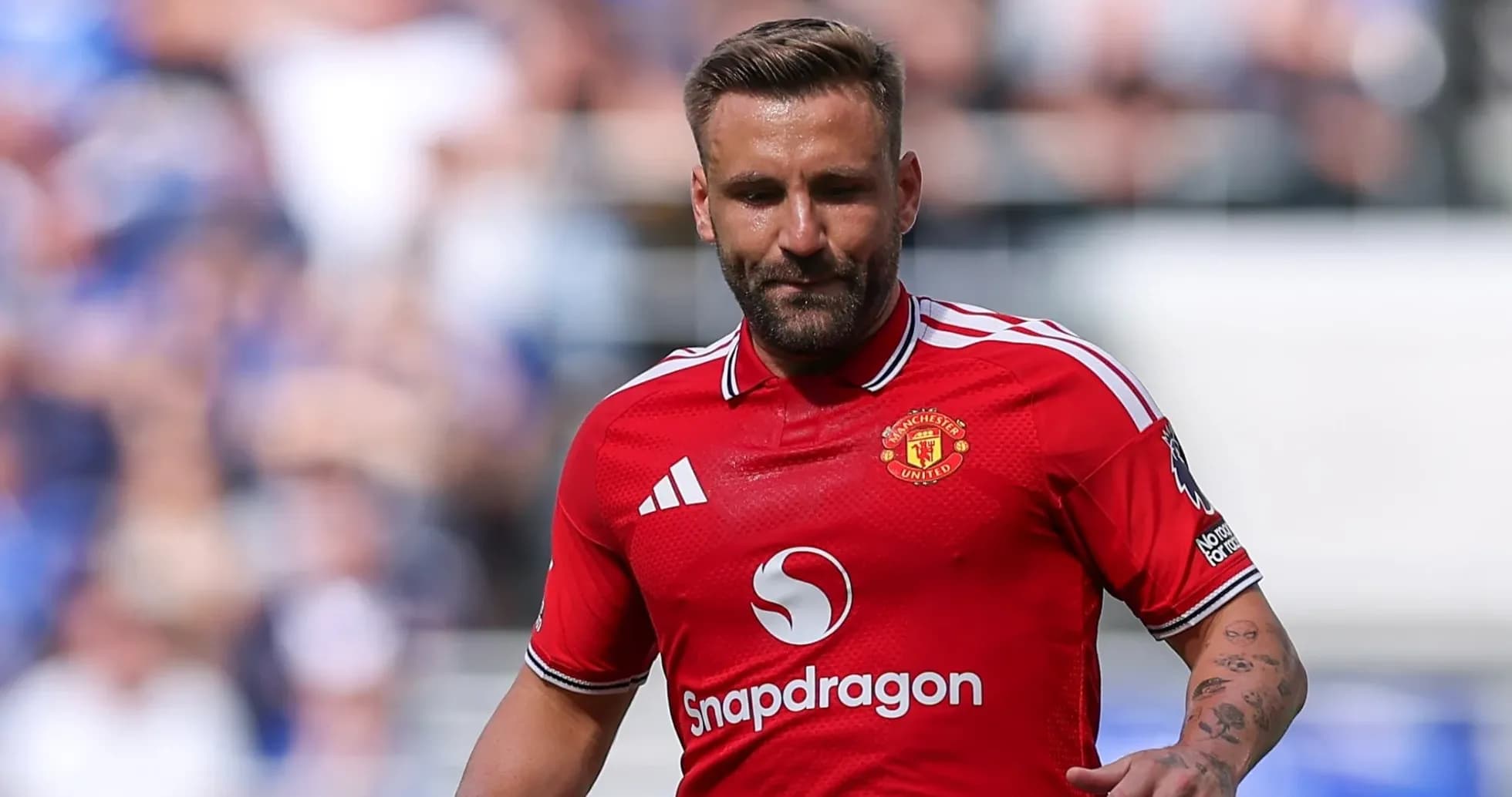 Jugador de Manchester United en camiseta roja en el campo
