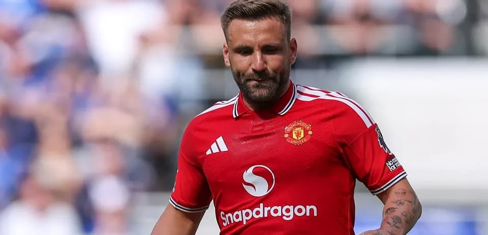 Jugador de Manchester United en camiseta roja en el campo