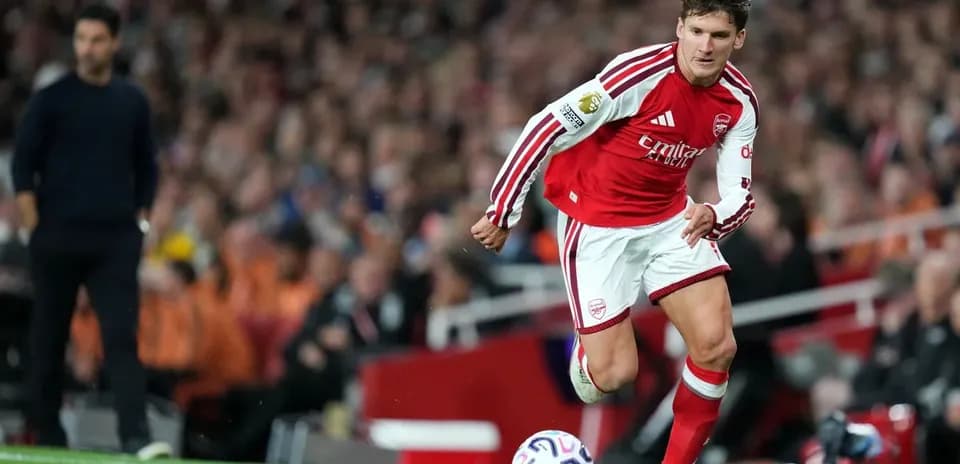 Jugador de Arsenal lanzando un balón en el campo