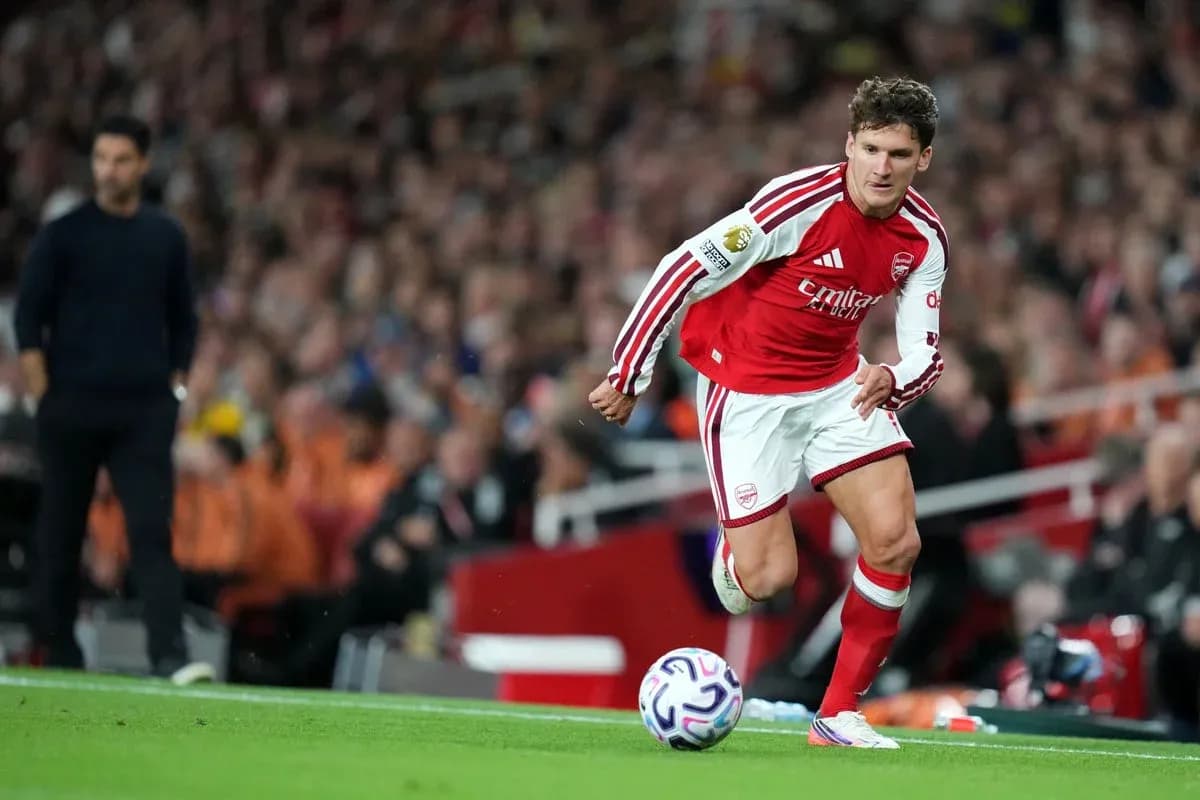 Jugador de Arsenal lanzando un balón en el campo