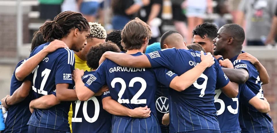 Jugadores de Chattanooga en un abrazo antes del partido