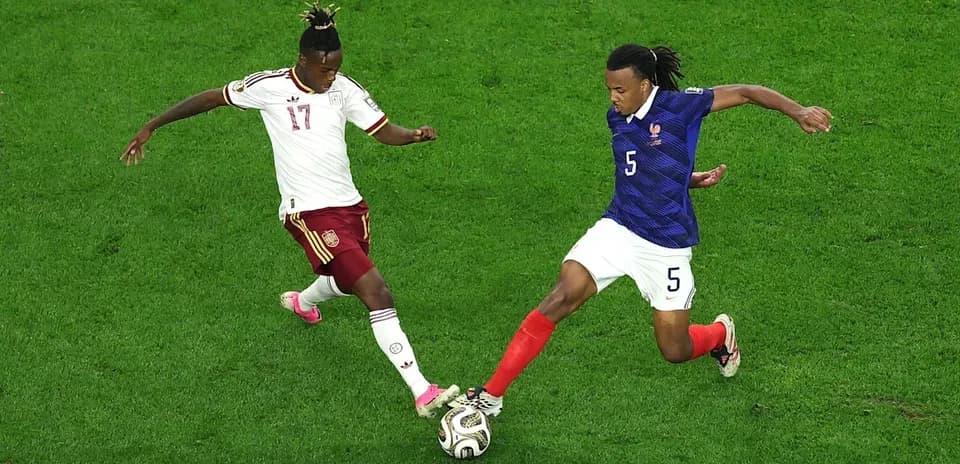 Jugadores de Francia y España luchando por el balón
