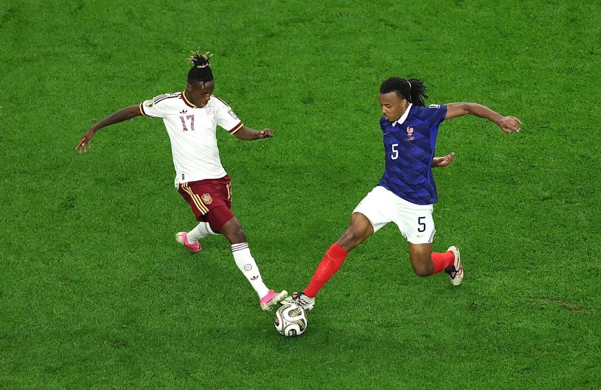 Jugadores de Francia y España luchando por el balón
