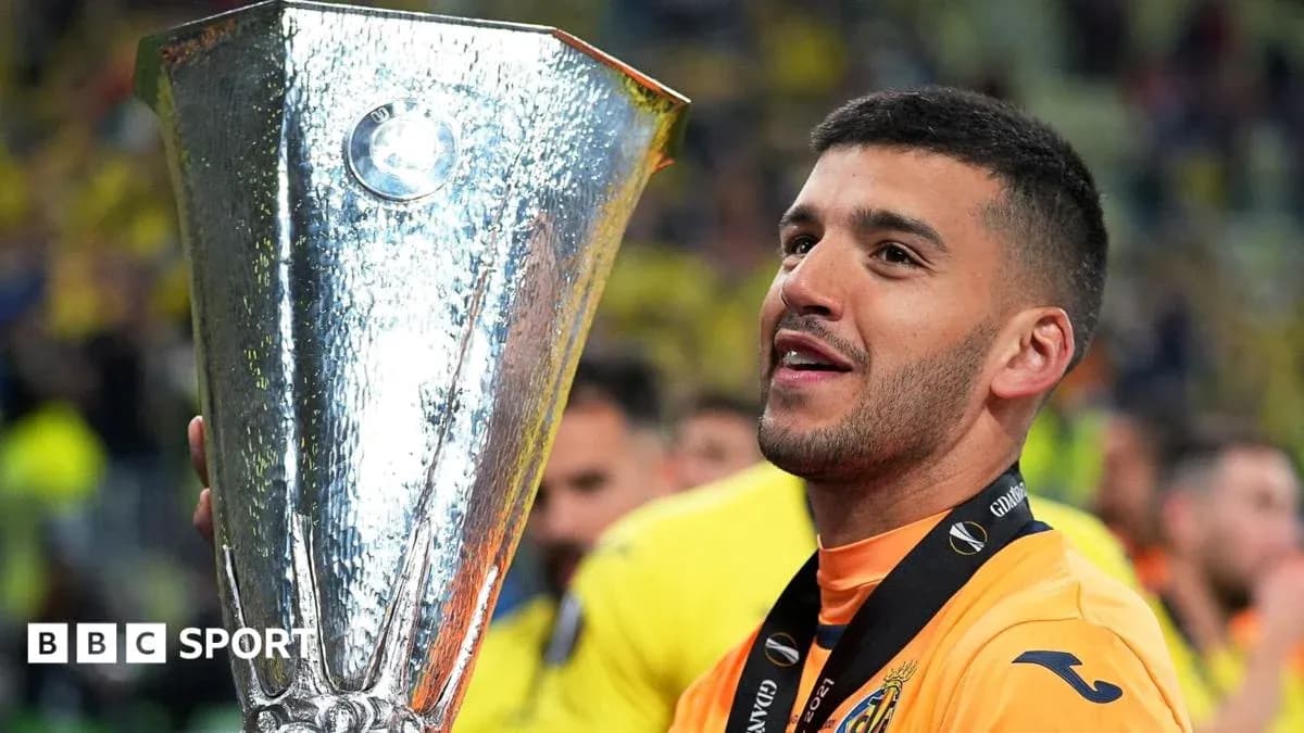 Jugador levantando el trofeo de la UEFA Europa League