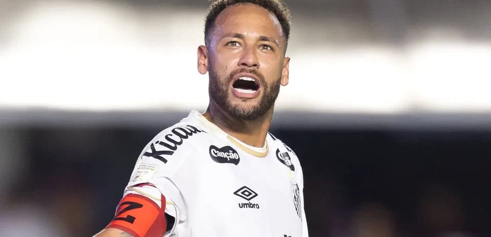 Jugador con camiseta de Santos celebrando en el campo