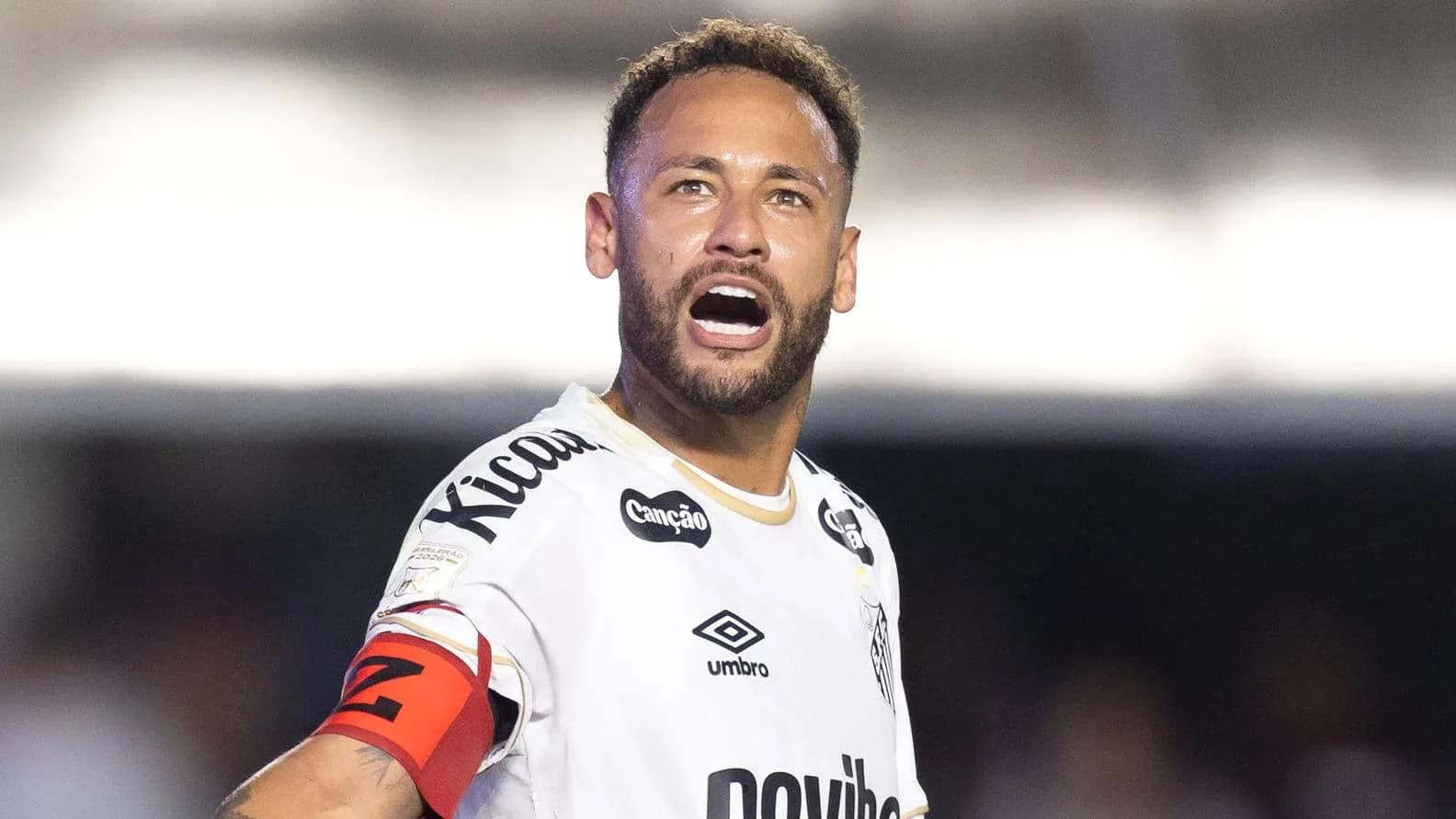 Jugador con camiseta de Santos celebrando en el campo