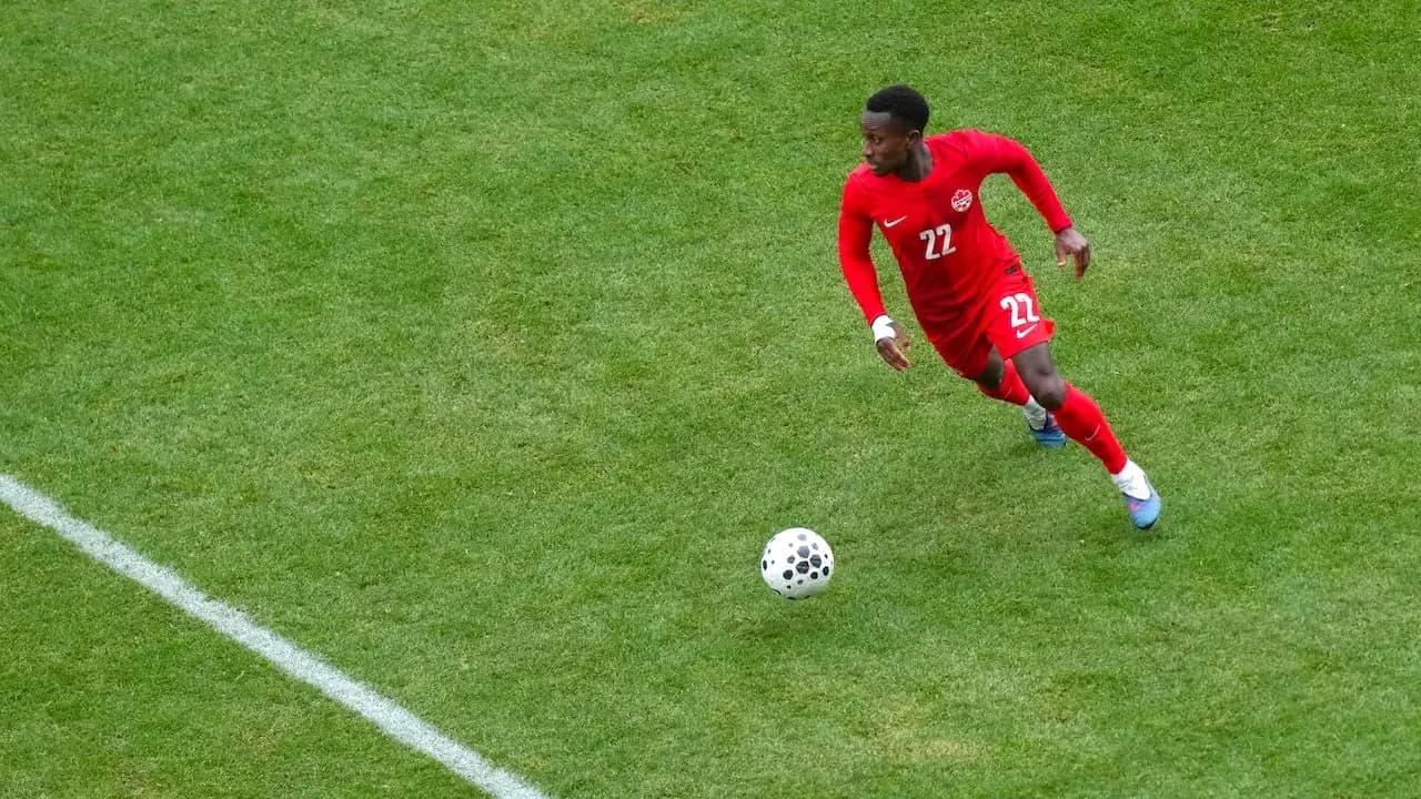 Jugador de Canadá corriendo tras el balón