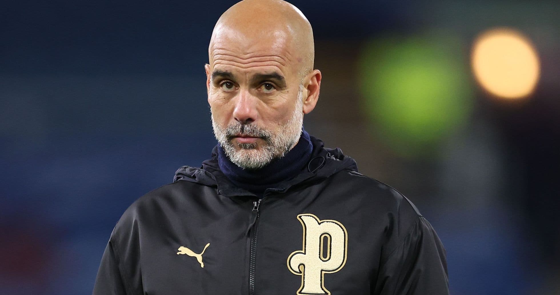 Entrenador observando durante un partido en el estadio