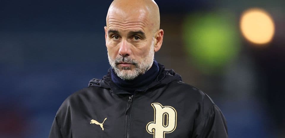 Entrenador observando durante un partido en el estadio