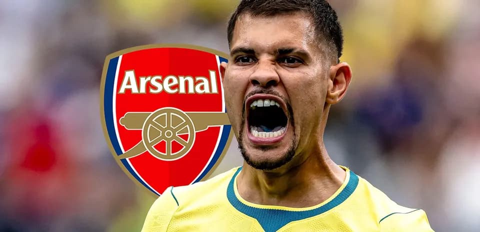 Jugador de fútbol gritando con el logo de Arsenal