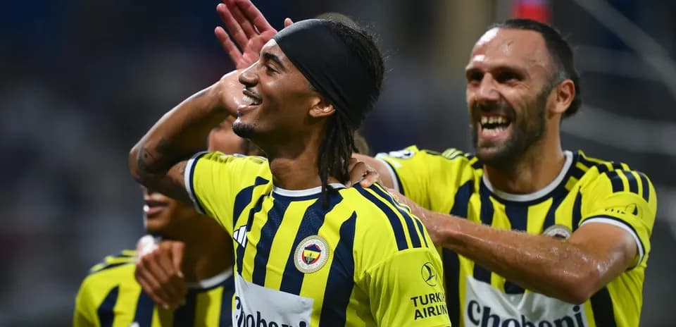 Jugadores de Fenerbahçe celebrando un gol
