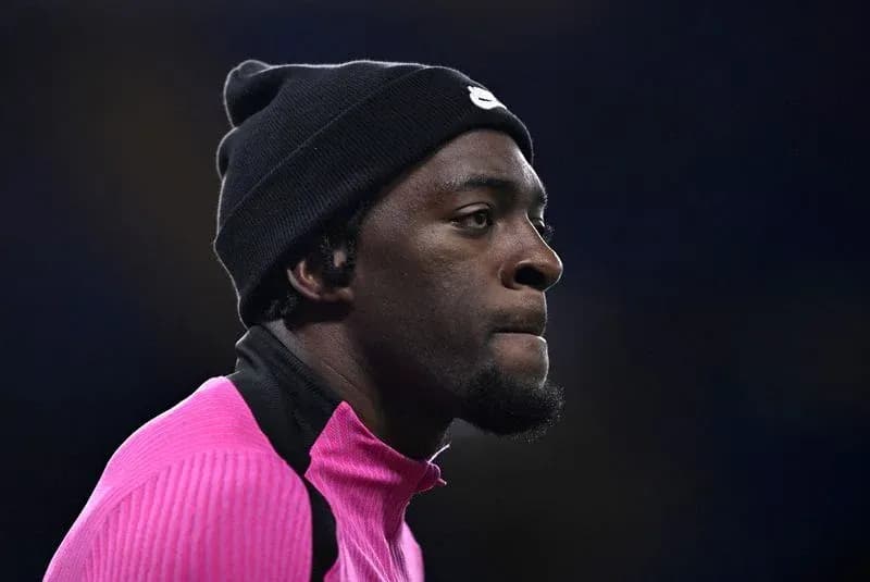 Jugador con gorro y camiseta rosa en el campo