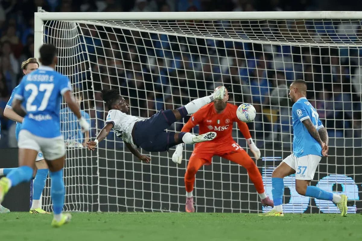 Gol acrobático durante el partido Napoli-Bologna
