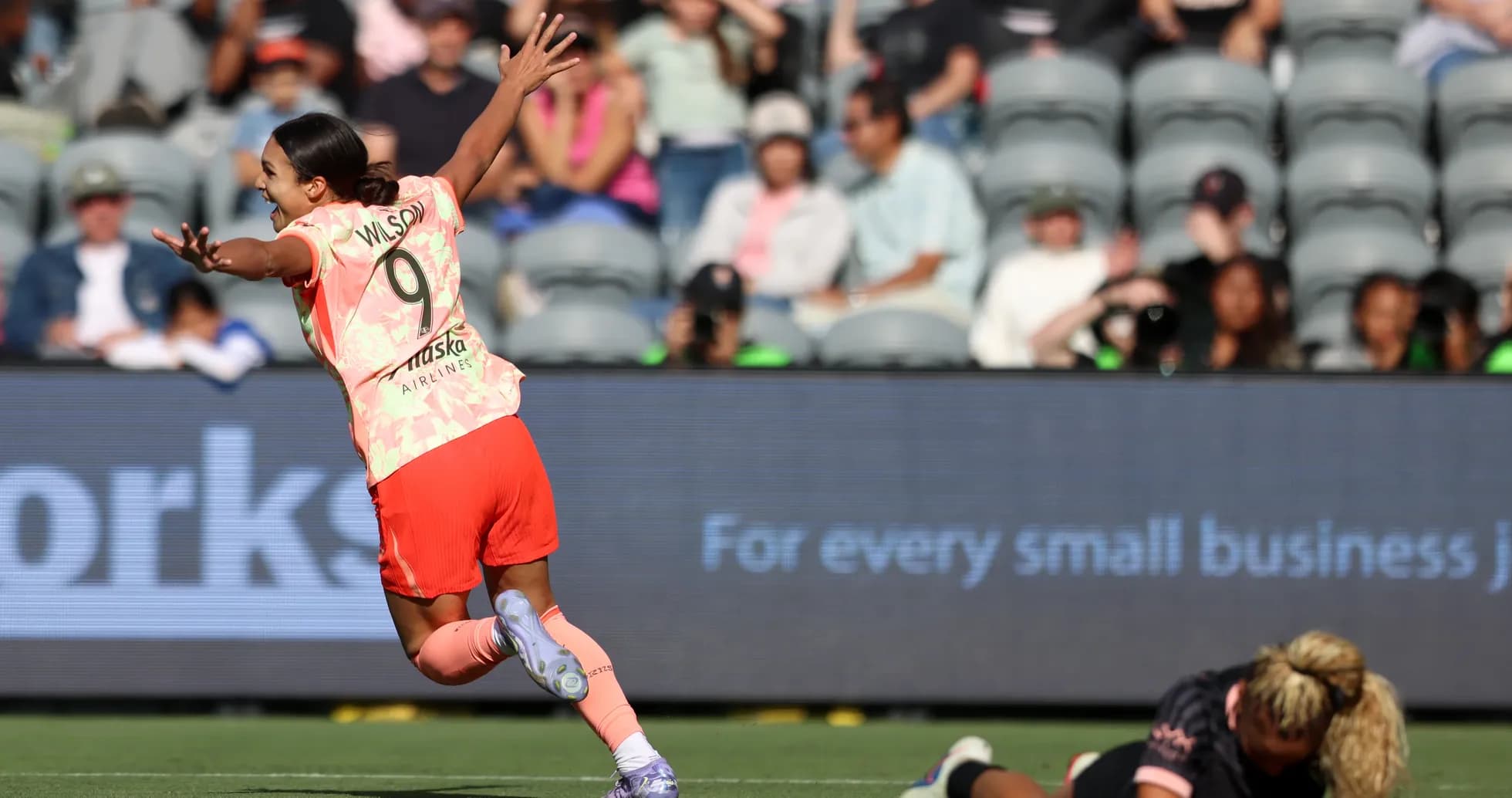 Jugadora celebra un gol en el partido