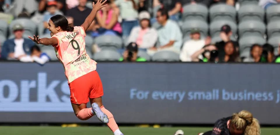 Jugadora celebra un gol en el partido