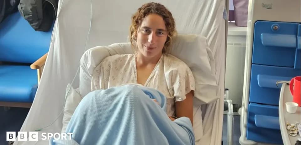 Mujer en cama de hospital con manta azul