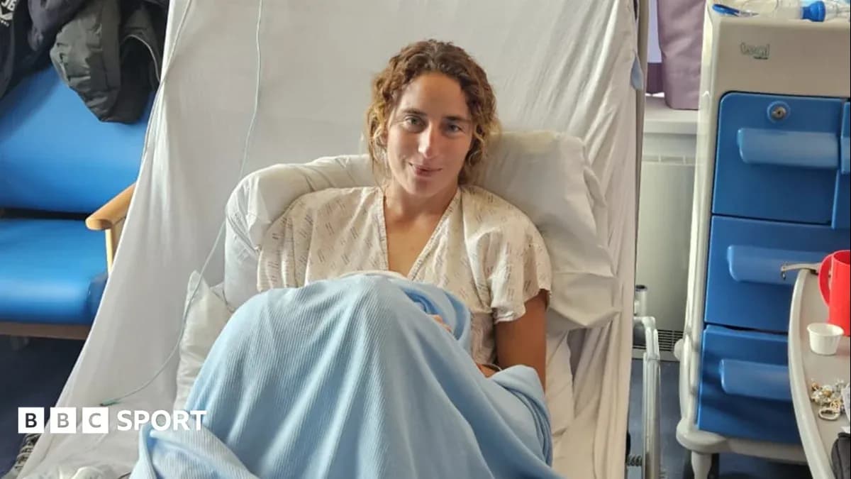 Mujer en cama de hospital con manta azul Mujer en cama de hospital con manta azul
