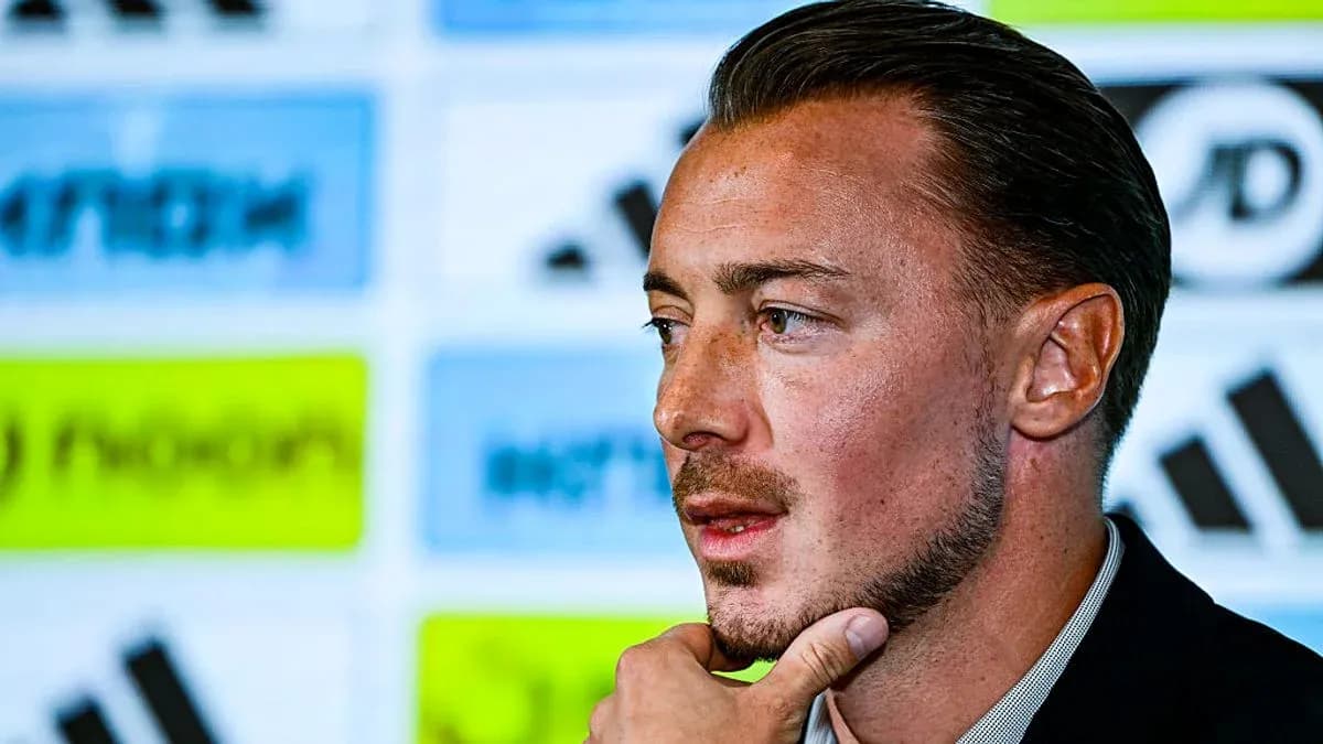 Jugador en conferencia de prensa con micrófono
