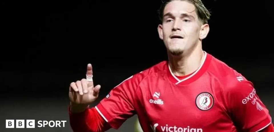 Jugador celebrando con la mano levantada en partido