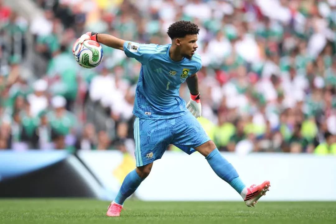 Portero lanzando el balón durante el partido