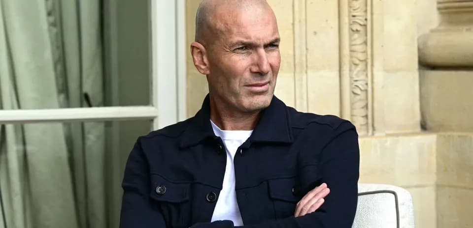 Hombre con cabello rapado sentado en sillón