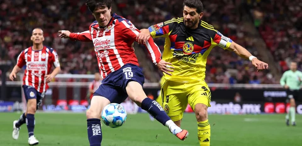 Jugador de Chivas y América compiten por el balón