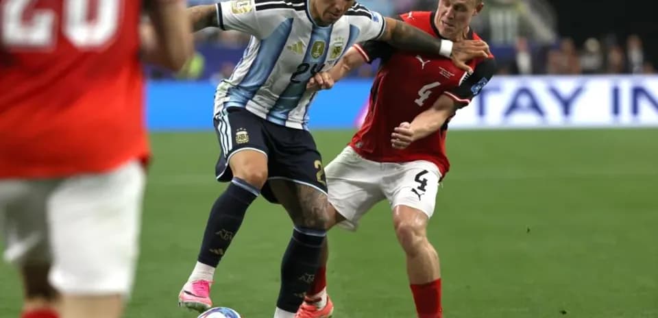 Jugador de Argentina luchando por el balón contra rival