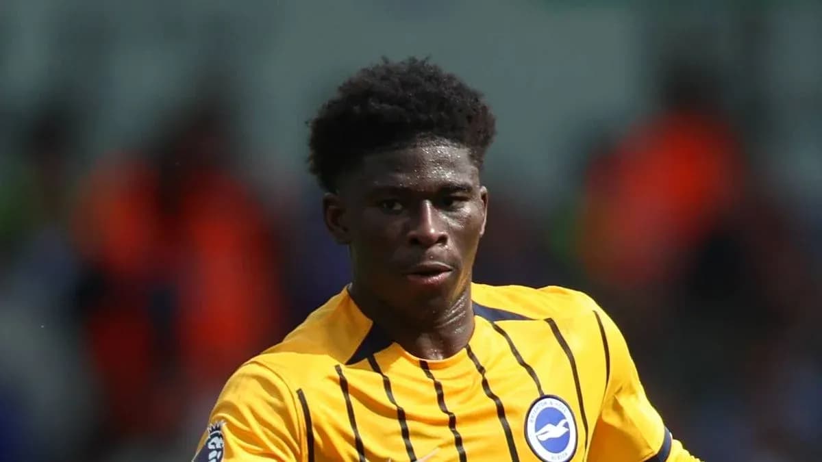 Jugador de Brighton corriendo en el campo de fútbol