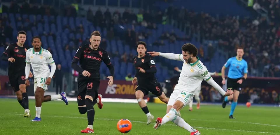 Un jugador de AS Roma intenta interceptar el balón