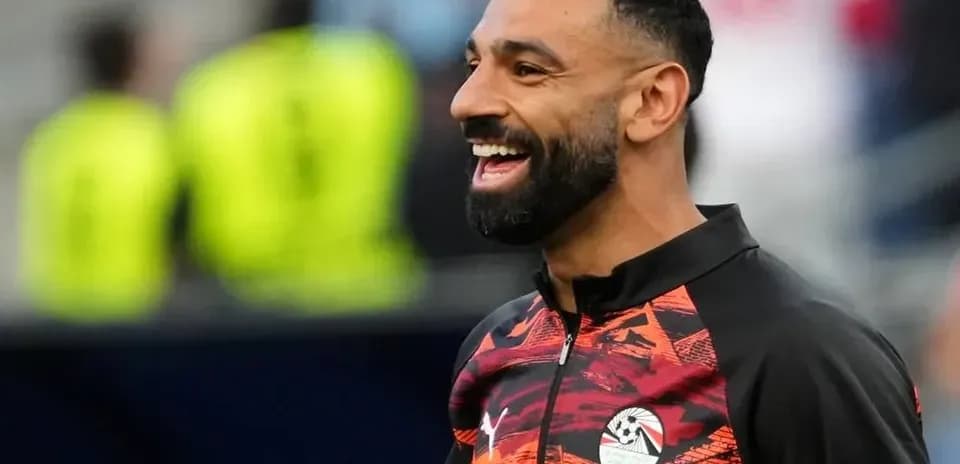 Jugador sonriendo durante calentamiento en el campo