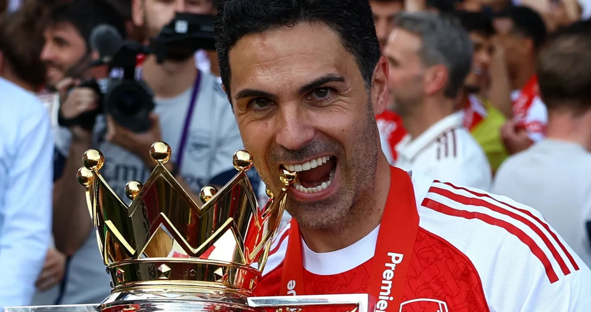 Entrenador levantando trofeo de la Premier League