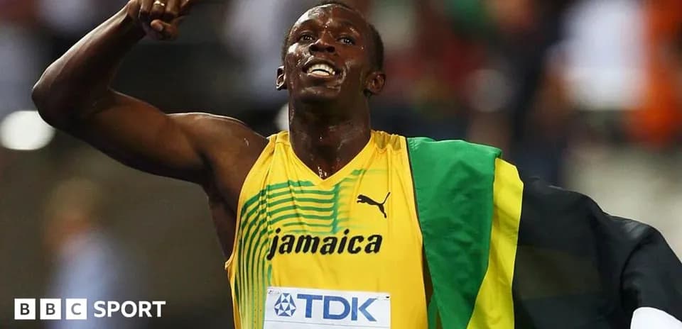 Atleta jamaicano celebrando con bandera tras carrera