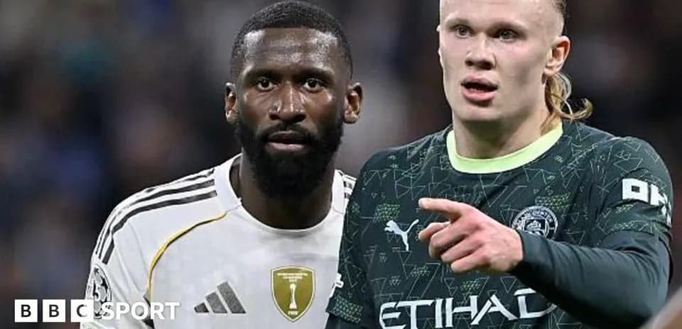 Dos jugadores en el campo durante el partido
