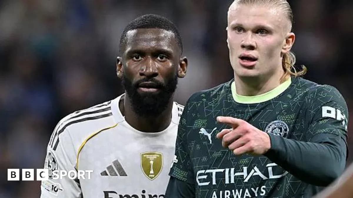 Dos jugadores en el campo durante el partido