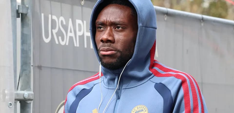 Jugador de Bayern Múnich con capucha llegando al entrenamiento