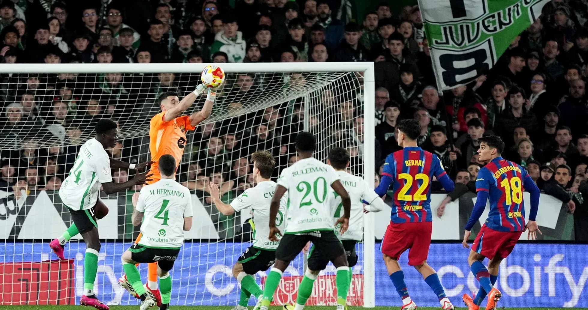 Portero atrapando el balón en partido de fútbol
