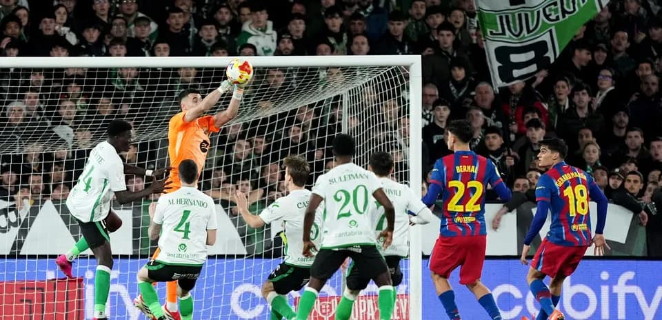 Portero atrapando el balón en partido de fútbol