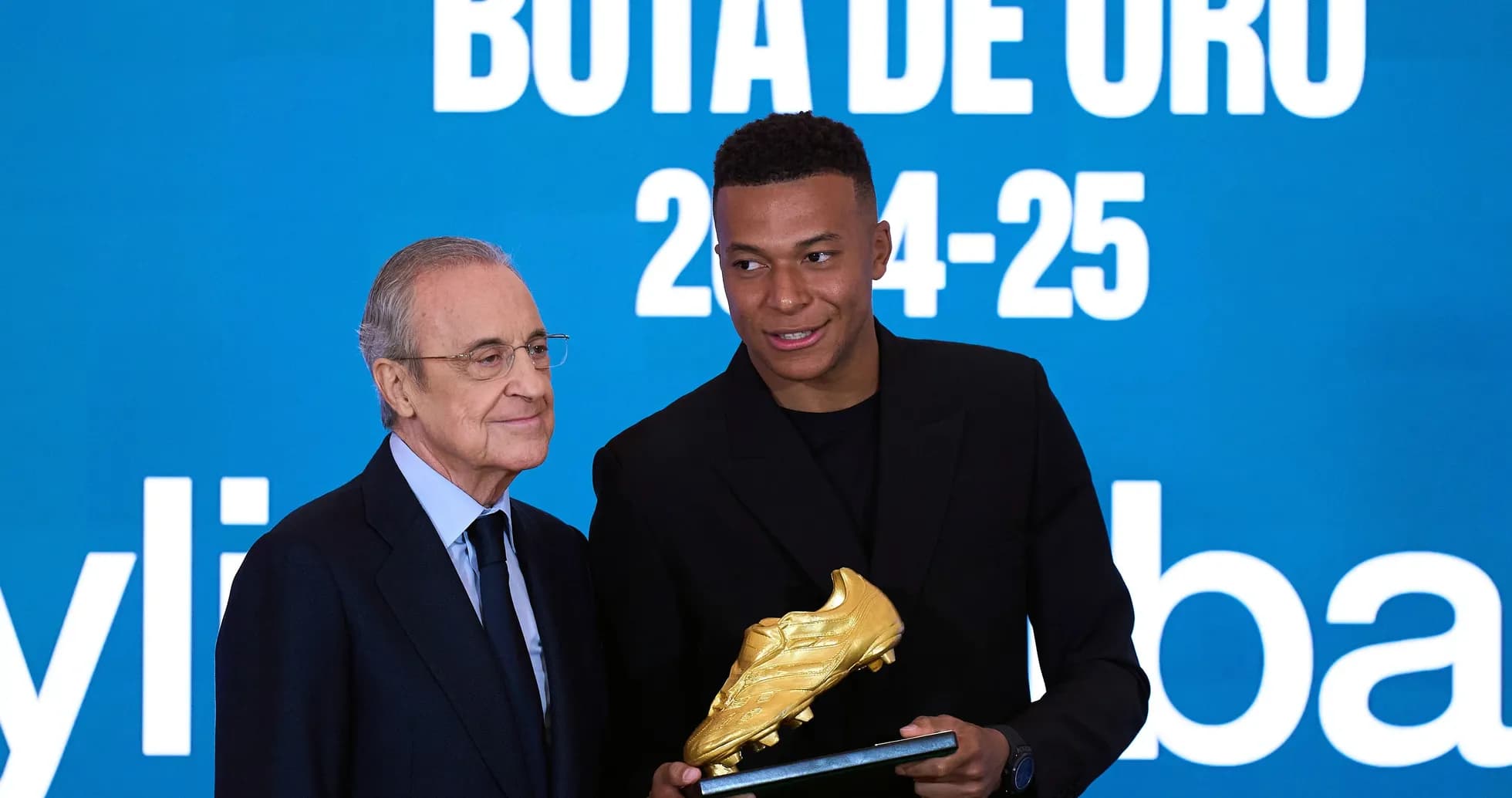 Kylian Mbappé recibiendo la Bota de Oro 2024-25